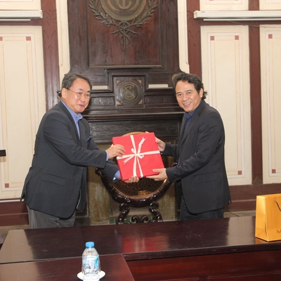 Welcome the delegation from Chong Kun Dang Pharmaceutical Corp.